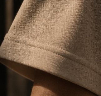Ribbed sleeve cuff on the sand polo